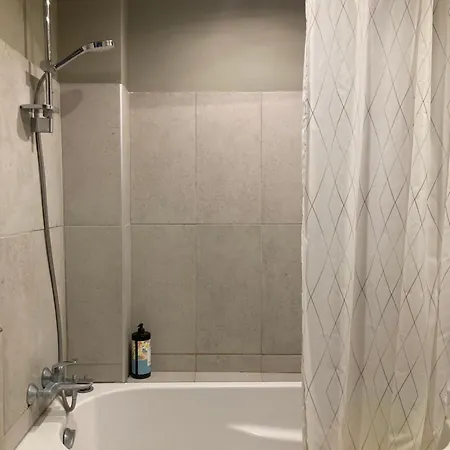 Only For Ladies!! Comfortable Shared Homestay, West Cosy Flat With Balcony, Near Airport, Train, Beach, Public Transport, Supermarket Ubytování v soukromí *